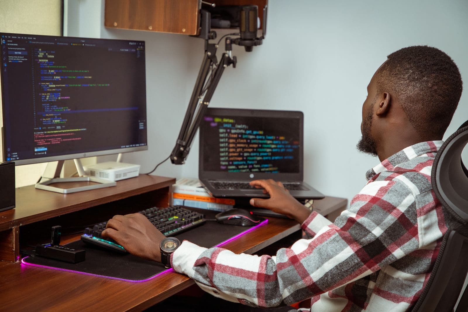 Développeur au travail devant des écrans affichant du code